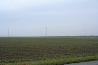 Éoliennes de Rosières en Santerre à l'arrêt, faute de vent. Cliquez pour agrandir la photo.