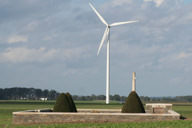 Éolienne et cimetière militaire britannique en Santerre. Cliquez pour agrandir la photo.