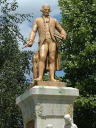 Statue transformée de Antoine Augustin Parmentier à Mondidier en 2012. Cliquez pour agrandir la photo.
